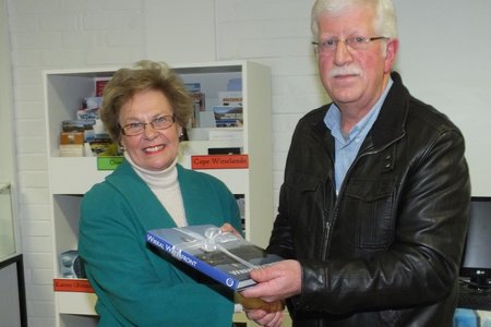 Johan Pieterse oorhandig die boek wat die Burgemeester van Wirral, Engeland aan Overstrandse Uitvoerende Burgemeester, rdl Nicolette Botha-Guthrie gestuur het